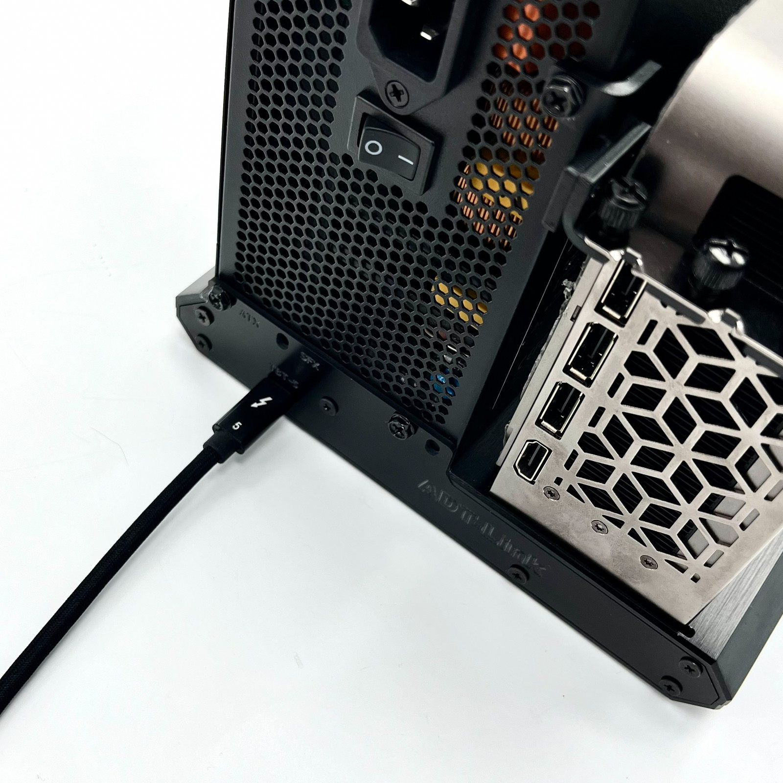 ADT Thunderbolt-5 PCIe 4.0 x4  - đánh giá và giá Thunderbolt 4 External Gpu Enclosure